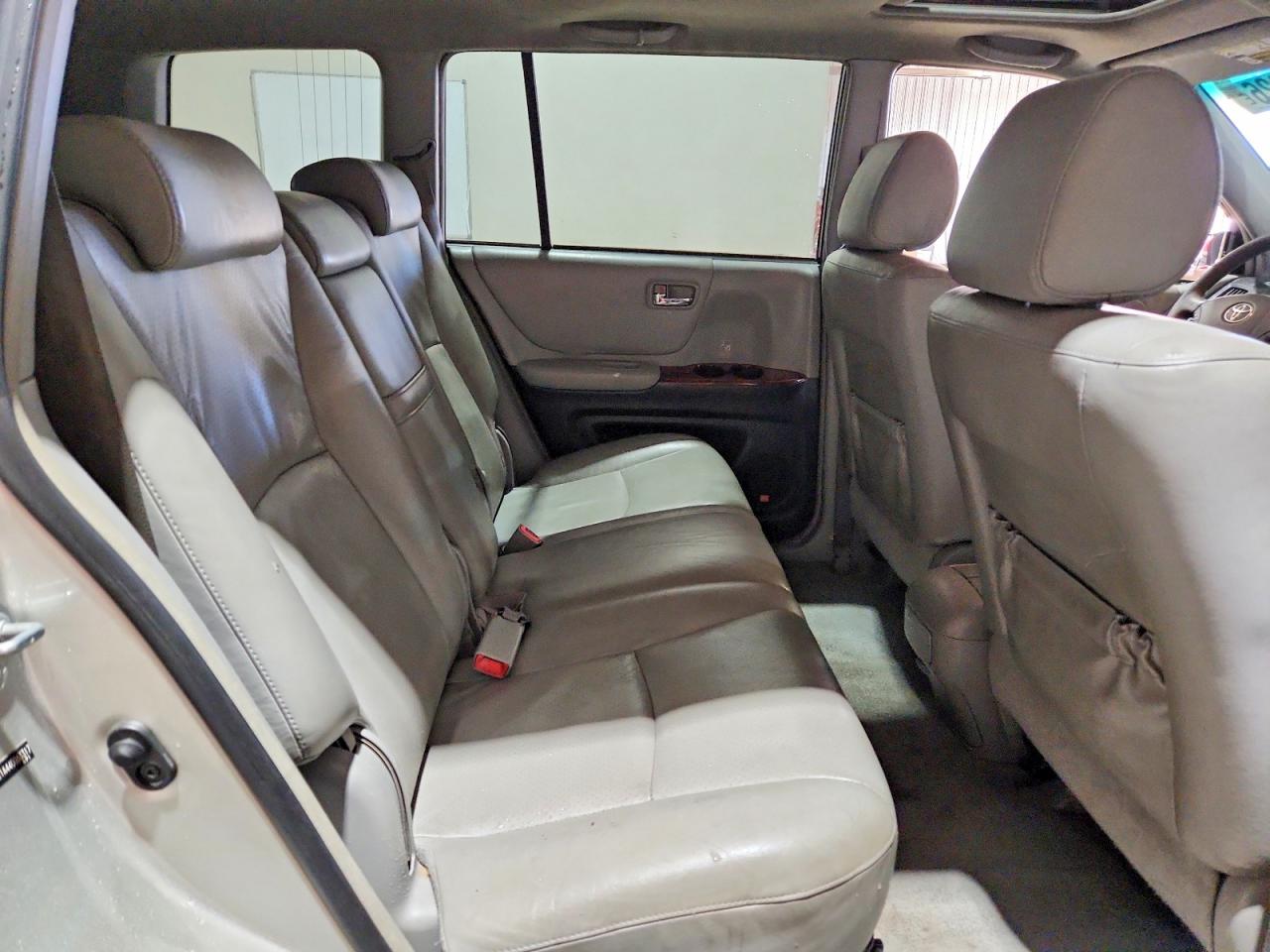 2004 TOYOTA HIGHLANDER LIMITED photo 21