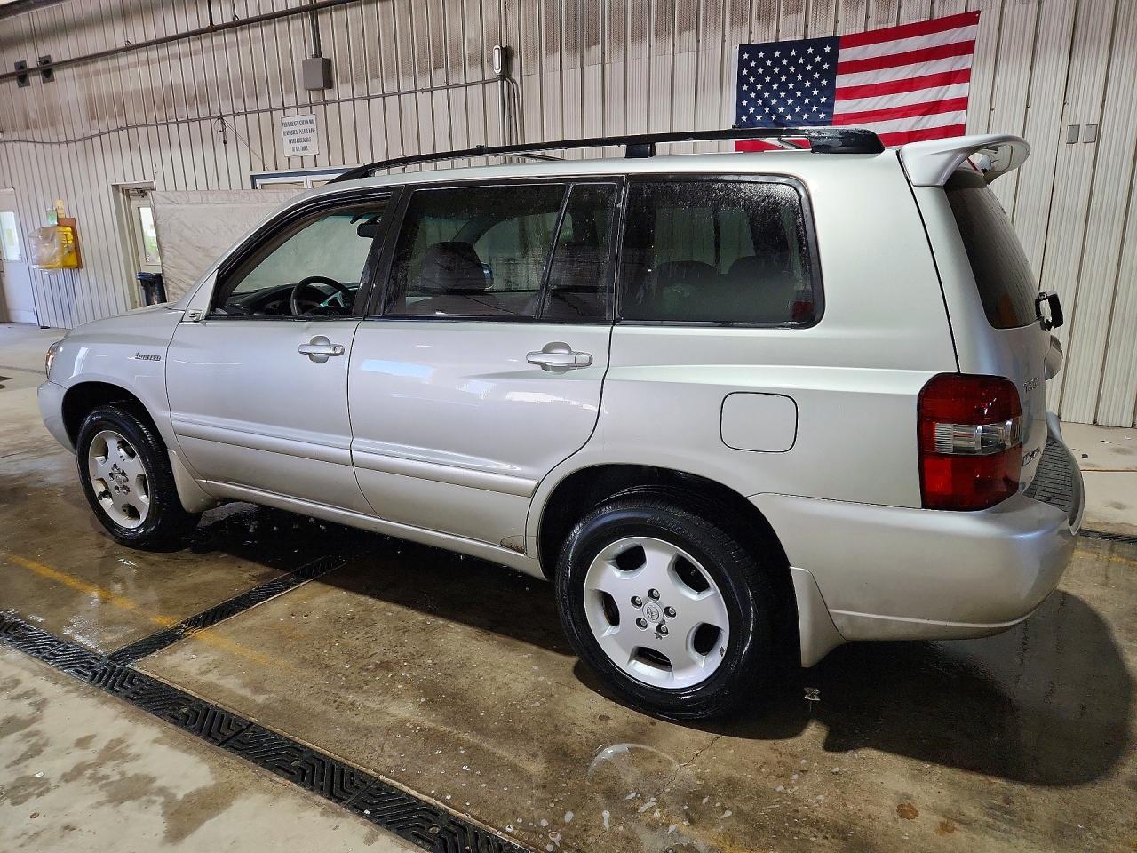 2004 TOYOTA HIGHLANDER LIMITED photo 3