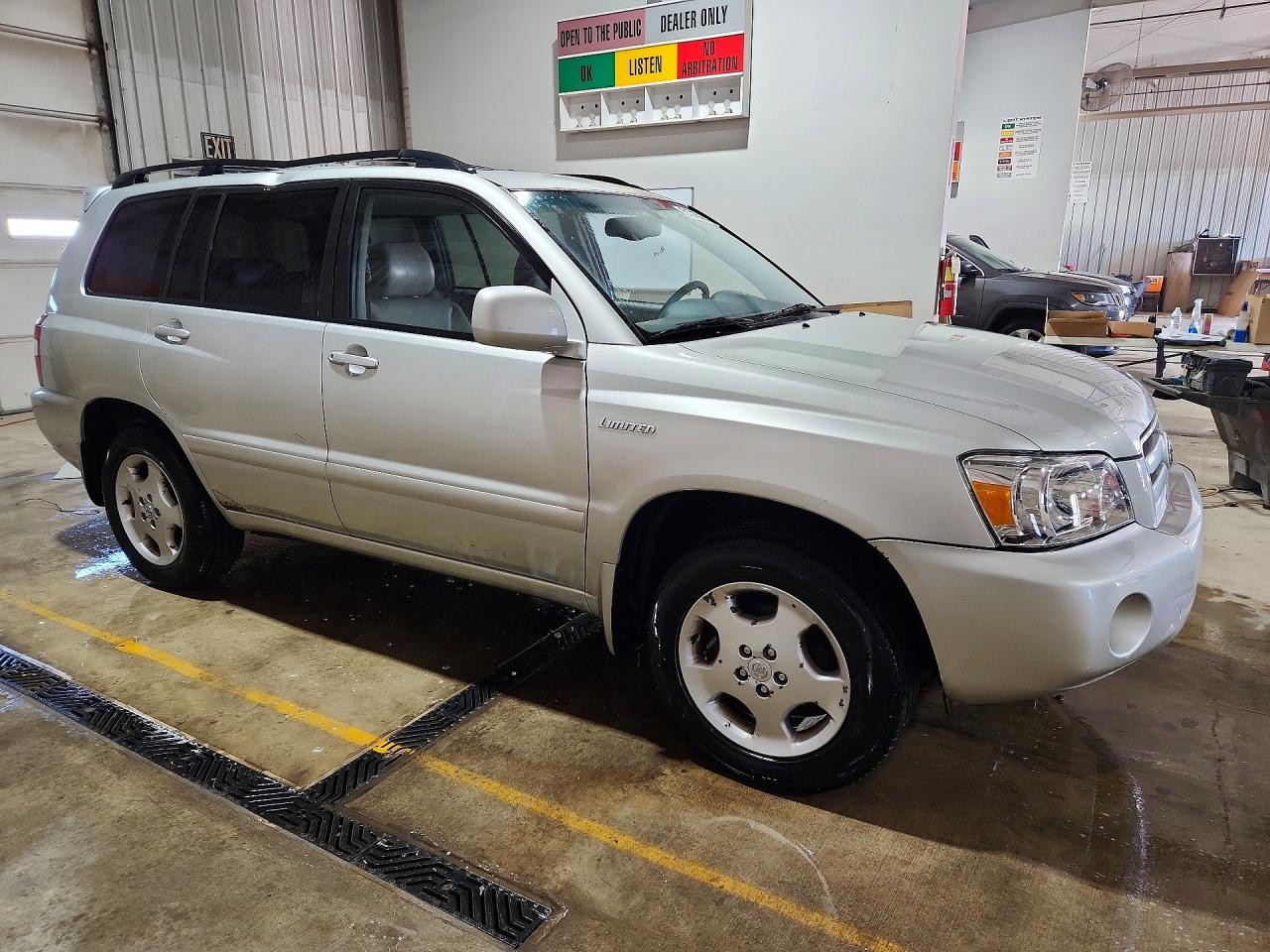 2004 TOYOTA HIGHLANDER LIMITED photo 7