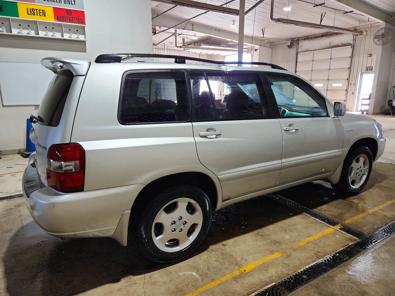 2004 TOYOTA HIGHLANDER LIMITED photo 5