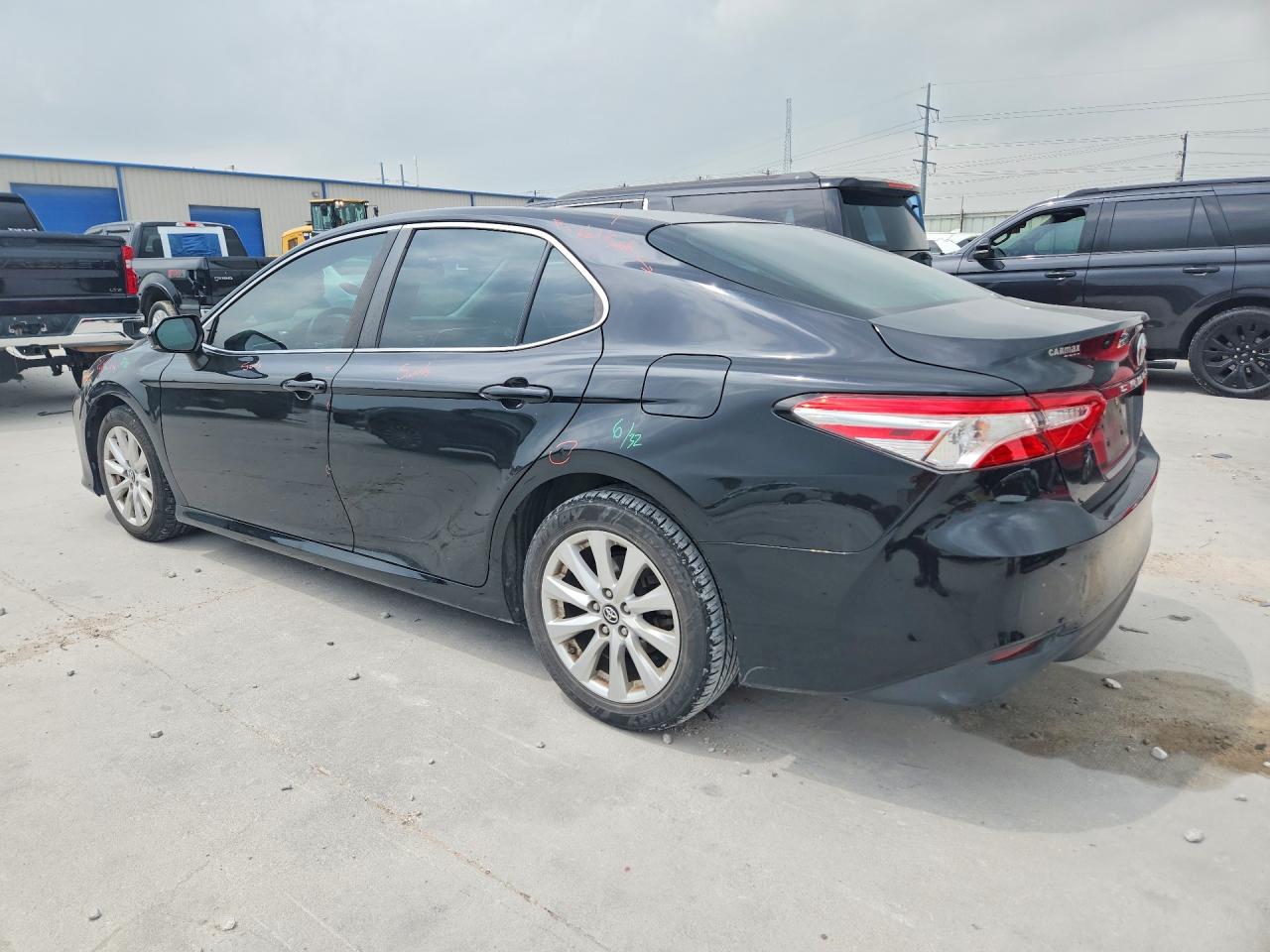 2018 TOYOTA CAMRY photo 3
