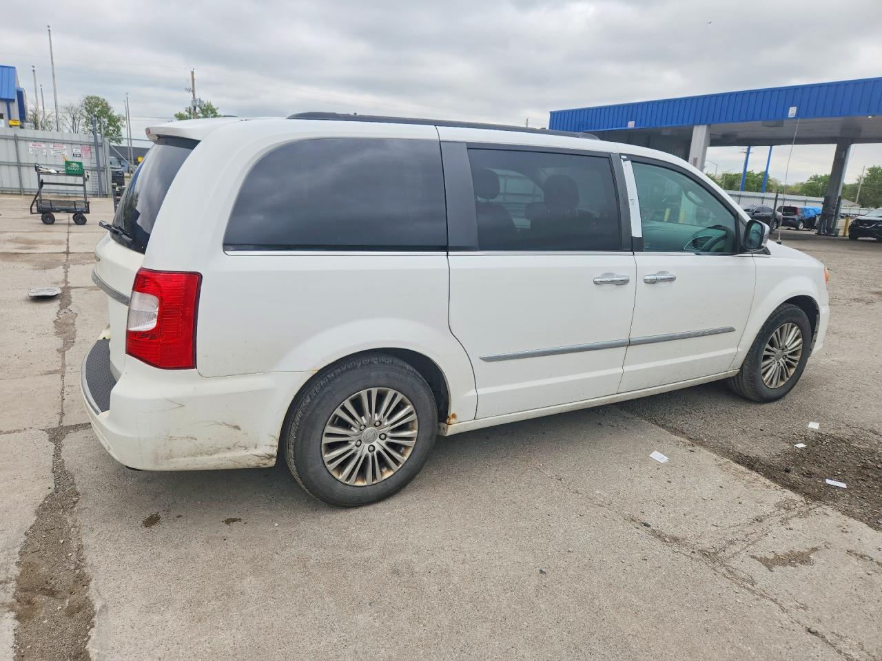 2013 CHRYSLER TOWN & COUNTRY TOURING L photo 7