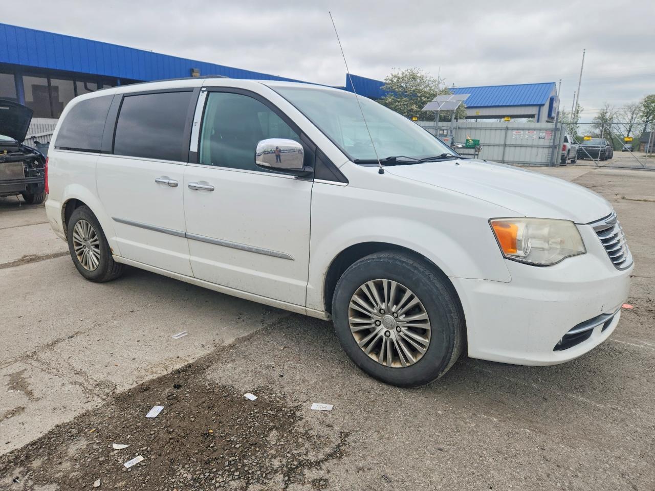 2013 CHRYSLER TOWN & COUNTRY TOURING L photo 10