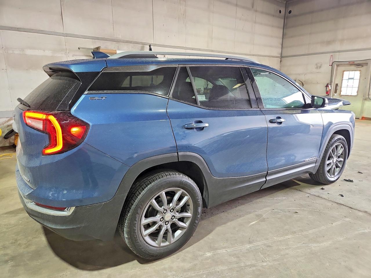 2024 GMC TERRAIN SLT photo 3