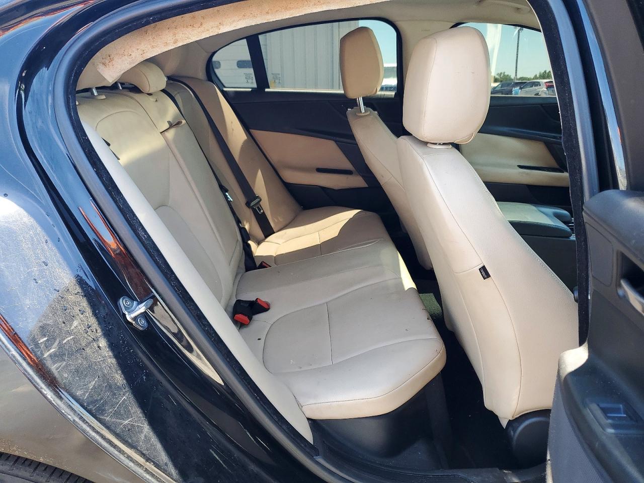 2017 JAGUAR XE PREMIUM photo 28
