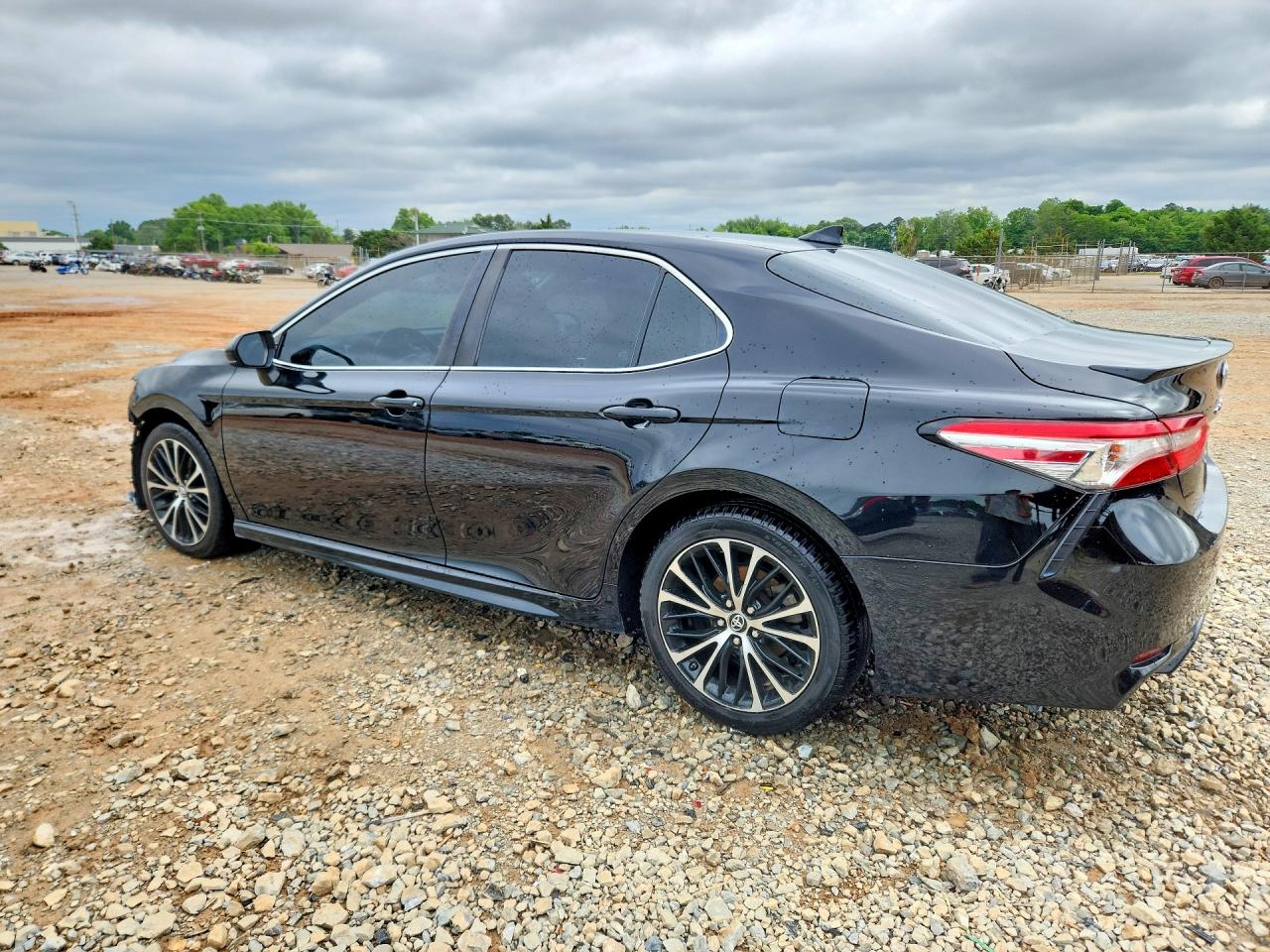 2019 TOYOTA CAMRY SE photo 3