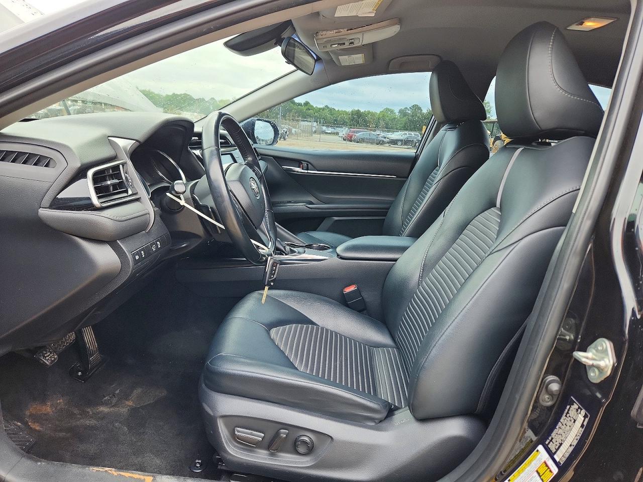2019 TOYOTA CAMRY SE photo 13