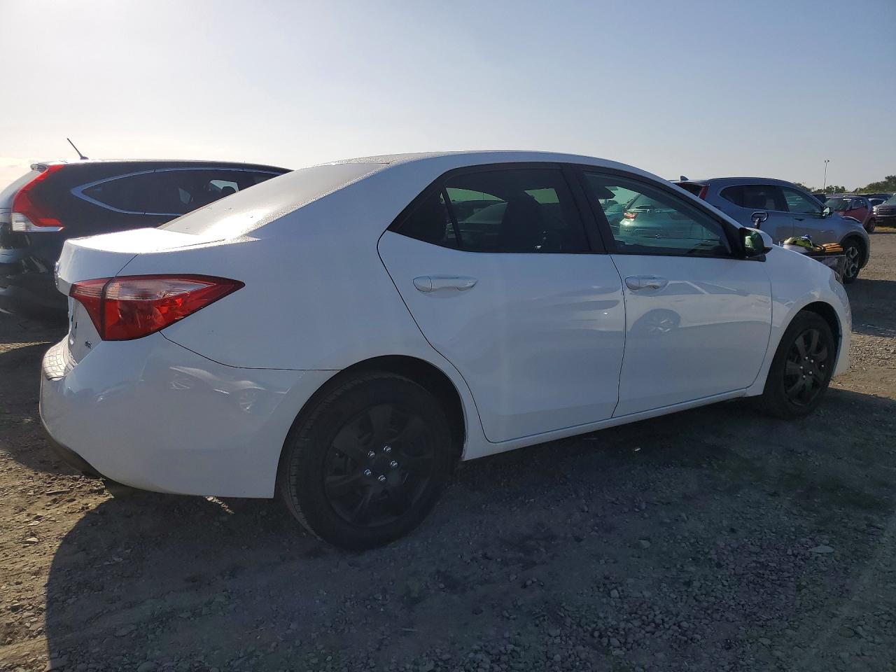 2018 TOYOTA COROLLA LE photo 3