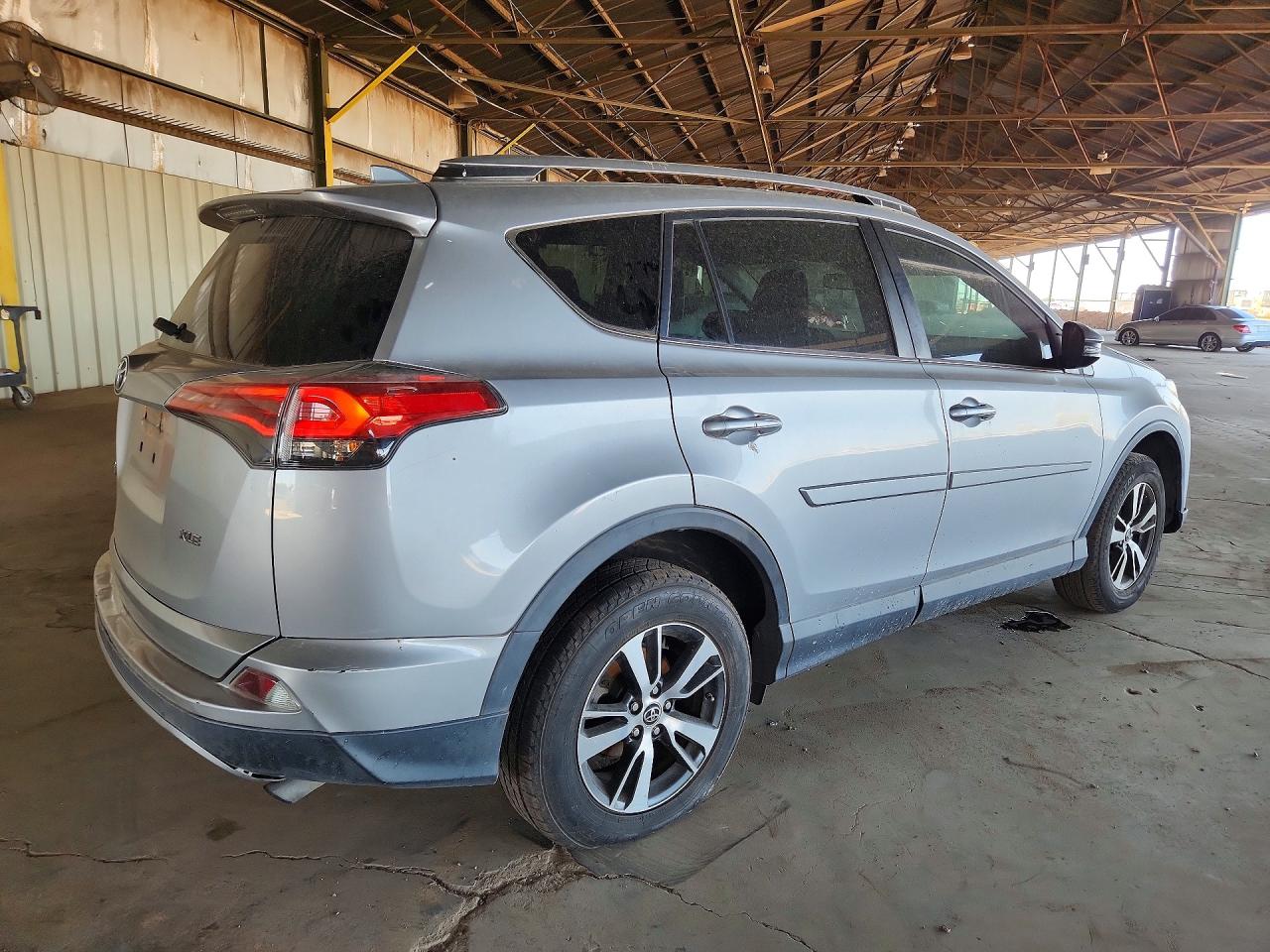 2017 TOYOTA RAV4 XLE photo 5