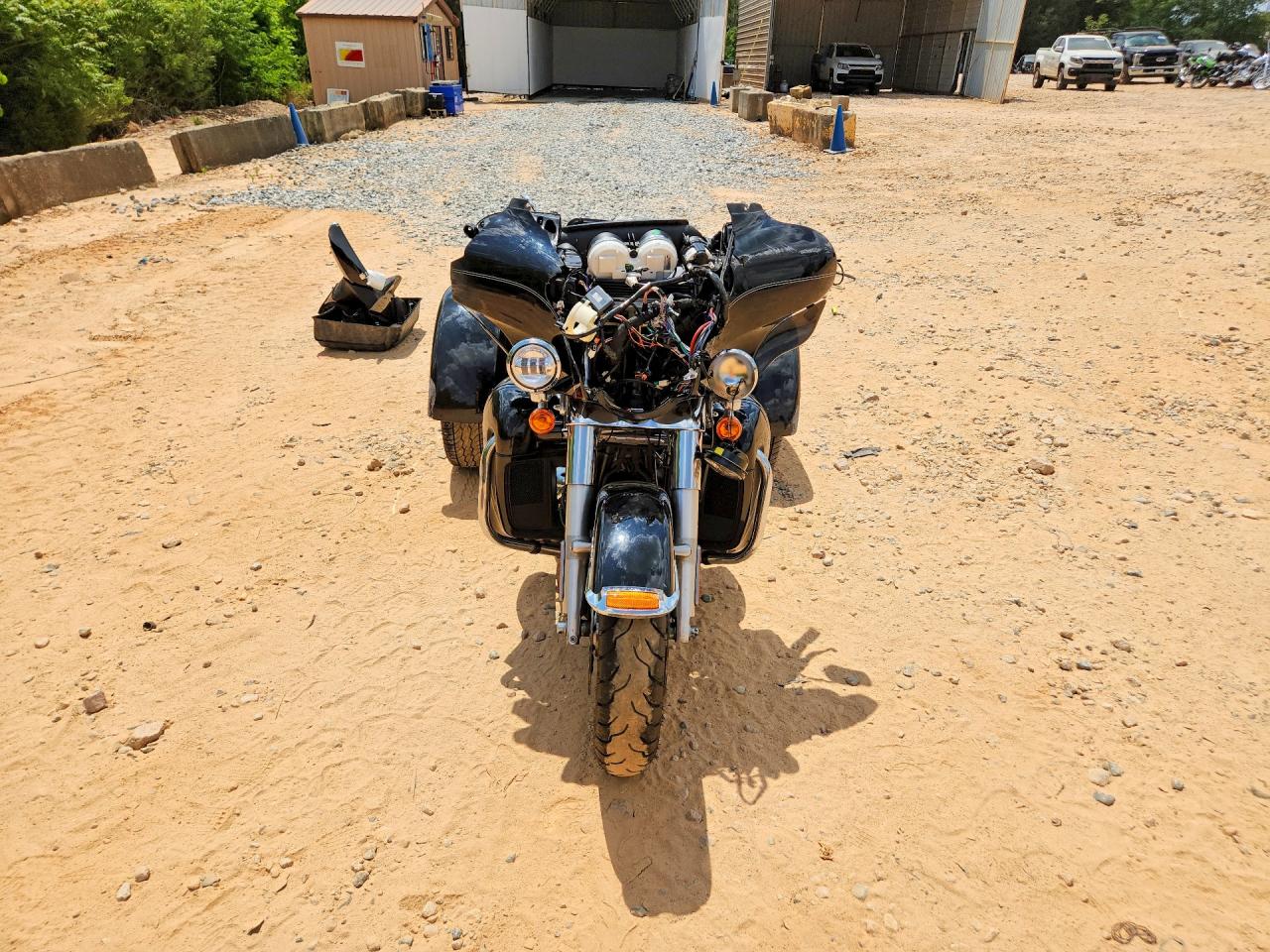 2017 HARLEY-DAVIDSON FLHTCUTG TRI GLIDE ULTRA photo 3