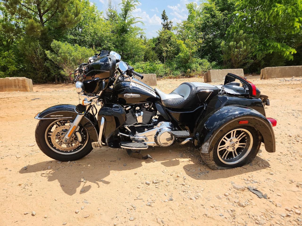 2017 HARLEY-DAVIDSON FLHTCUTG TRI GLIDE ULTRA photo 5