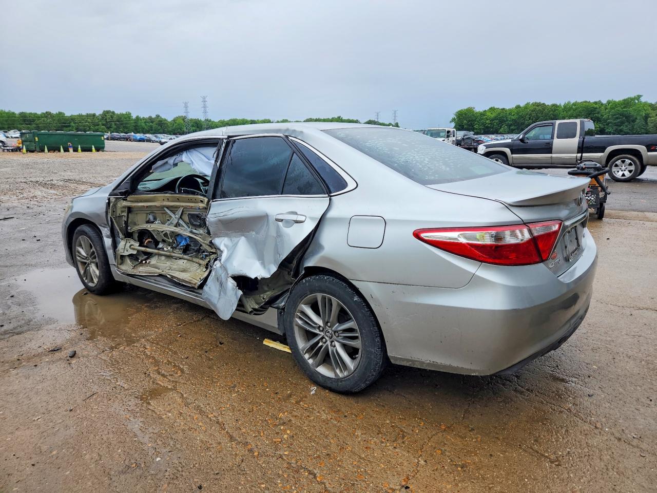 2016 TOYOTA CAMRY SE photo 4