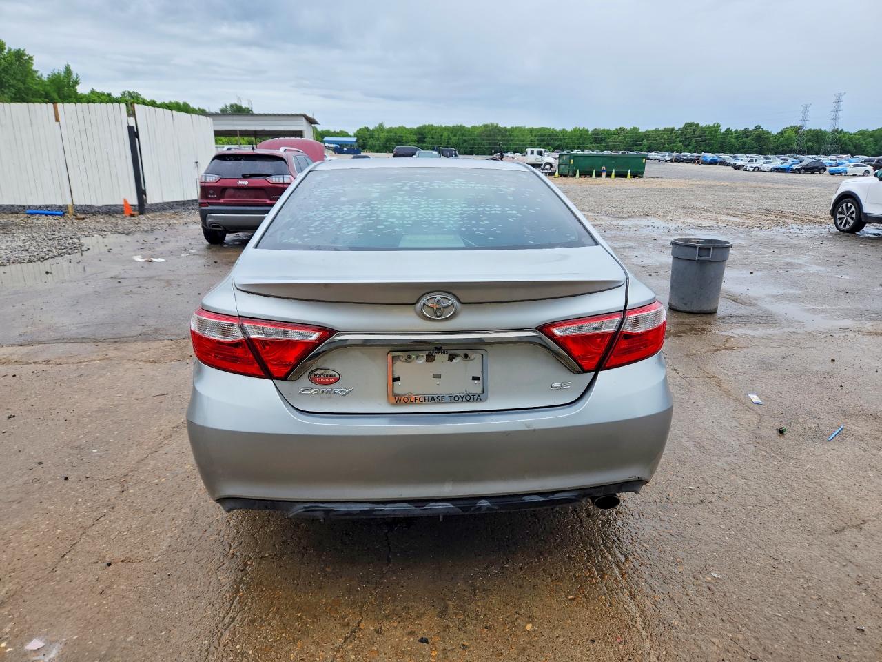 2016 TOYOTA CAMRY SE photo 16