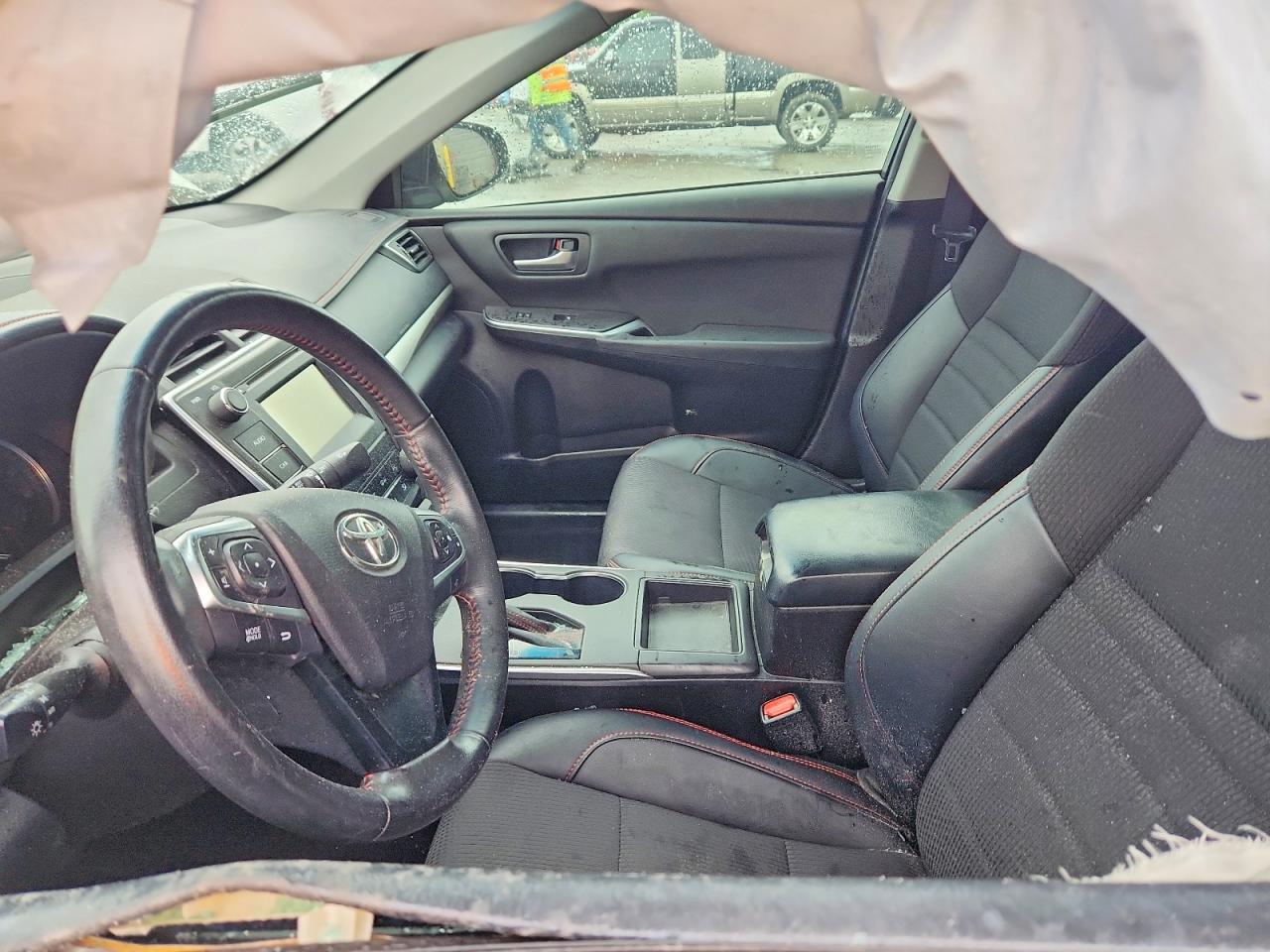 2016 TOYOTA CAMRY SE photo 19