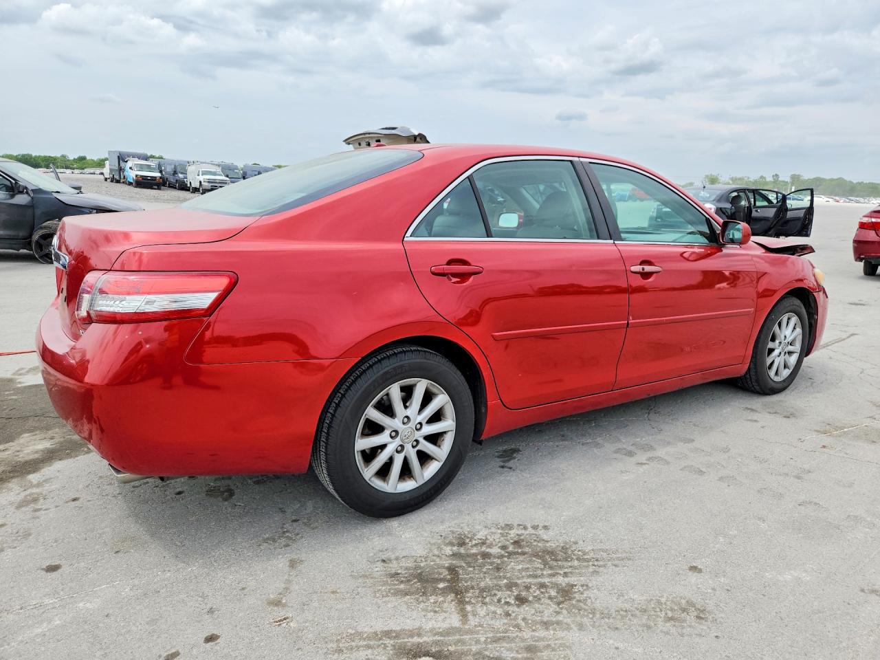 2011 TOYOTA CAMRY XLE photo 3