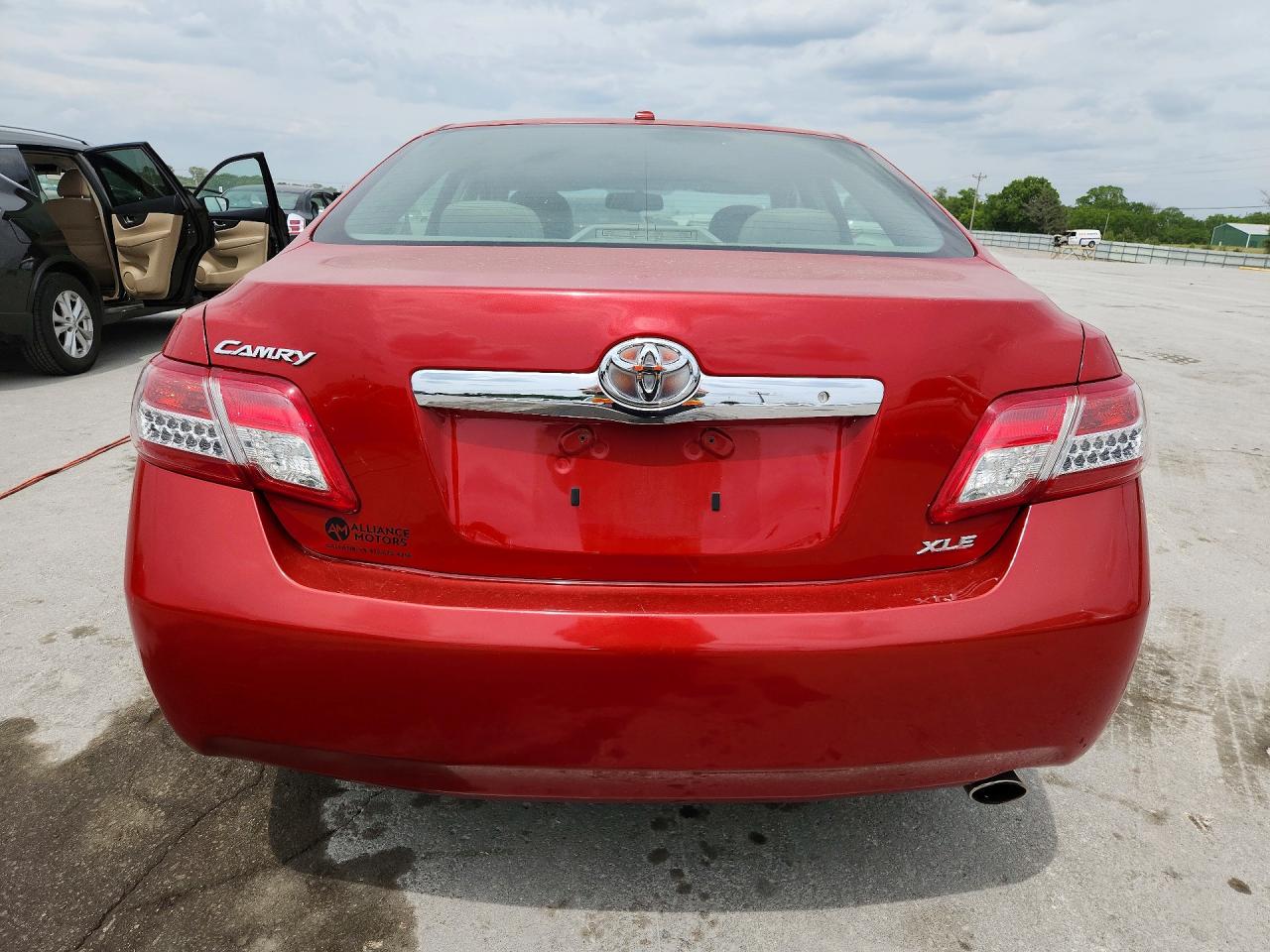 2011 TOYOTA CAMRY XLE photo 6