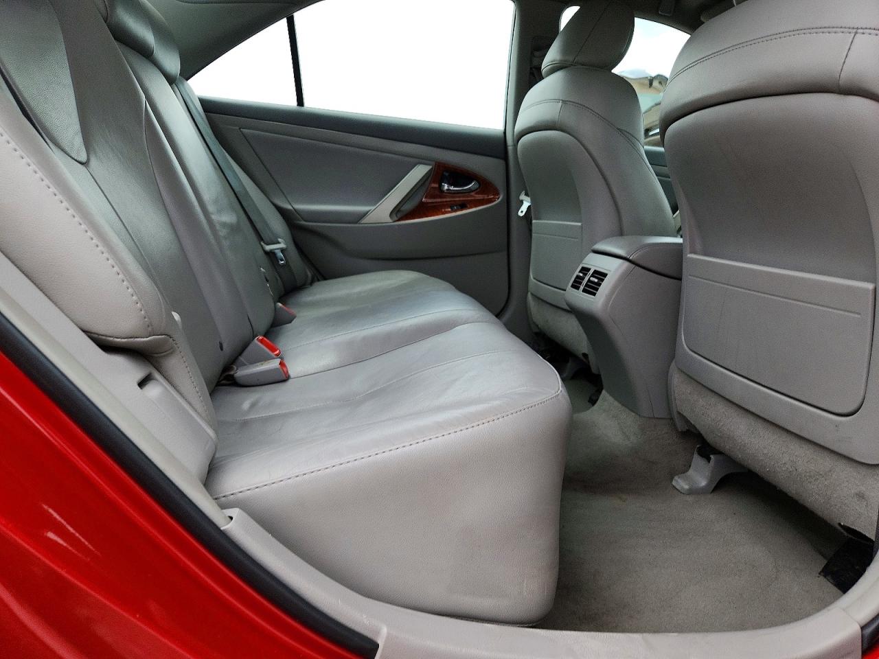 2011 TOYOTA CAMRY XLE photo 10