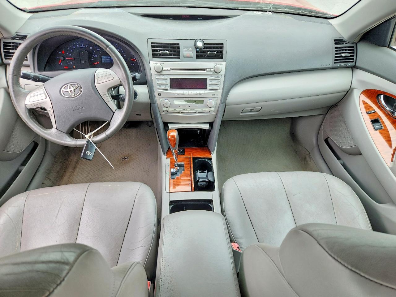 2011 TOYOTA CAMRY XLE photo 8