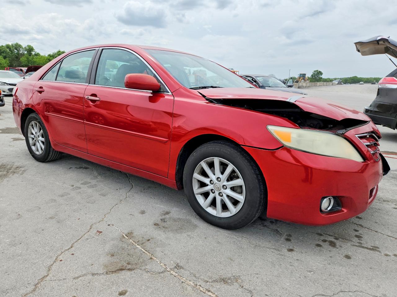 2011 TOYOTA CAMRY XLE photo 4