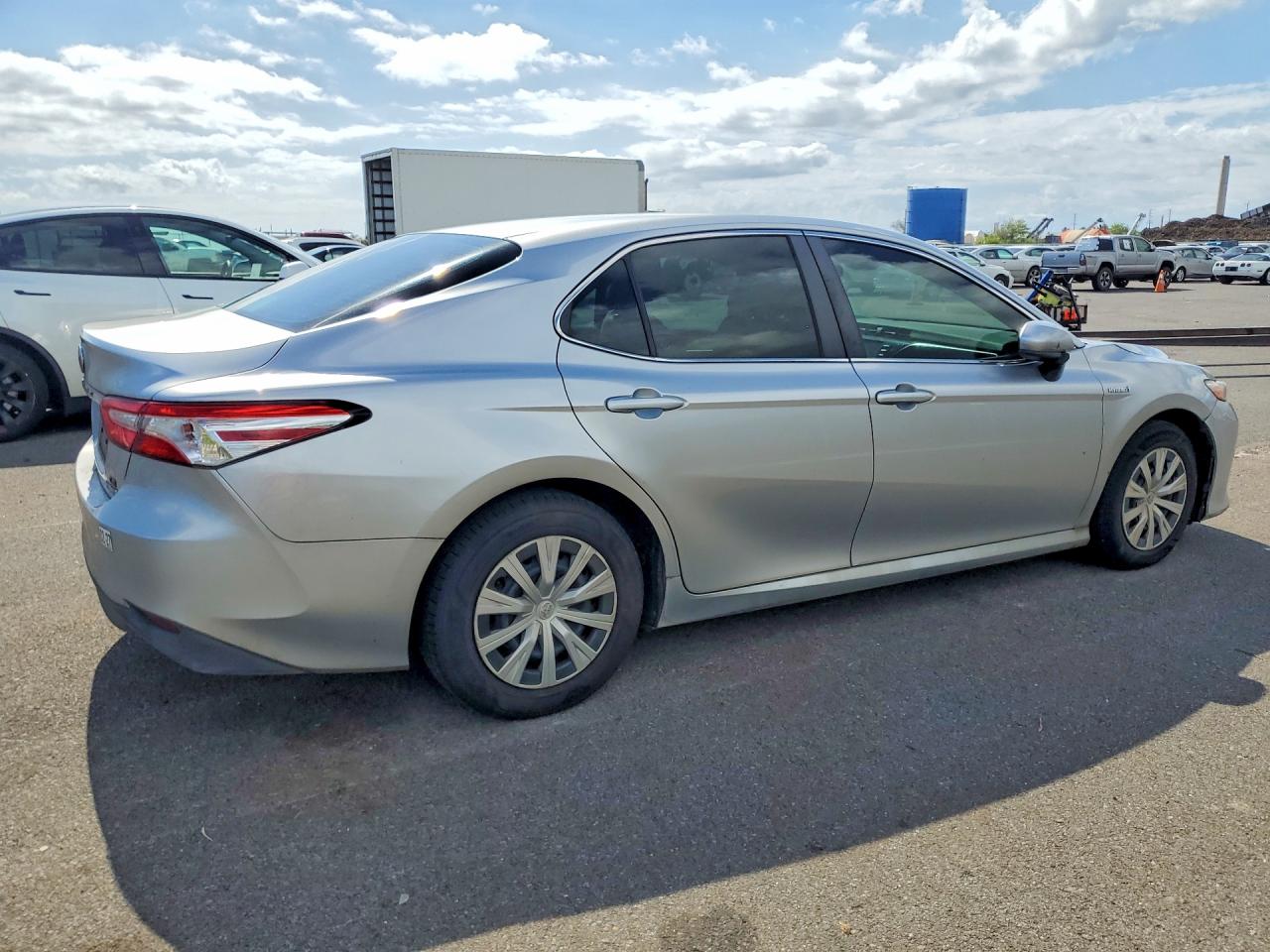 2018 TOYOTA CAMRY LE photo 3