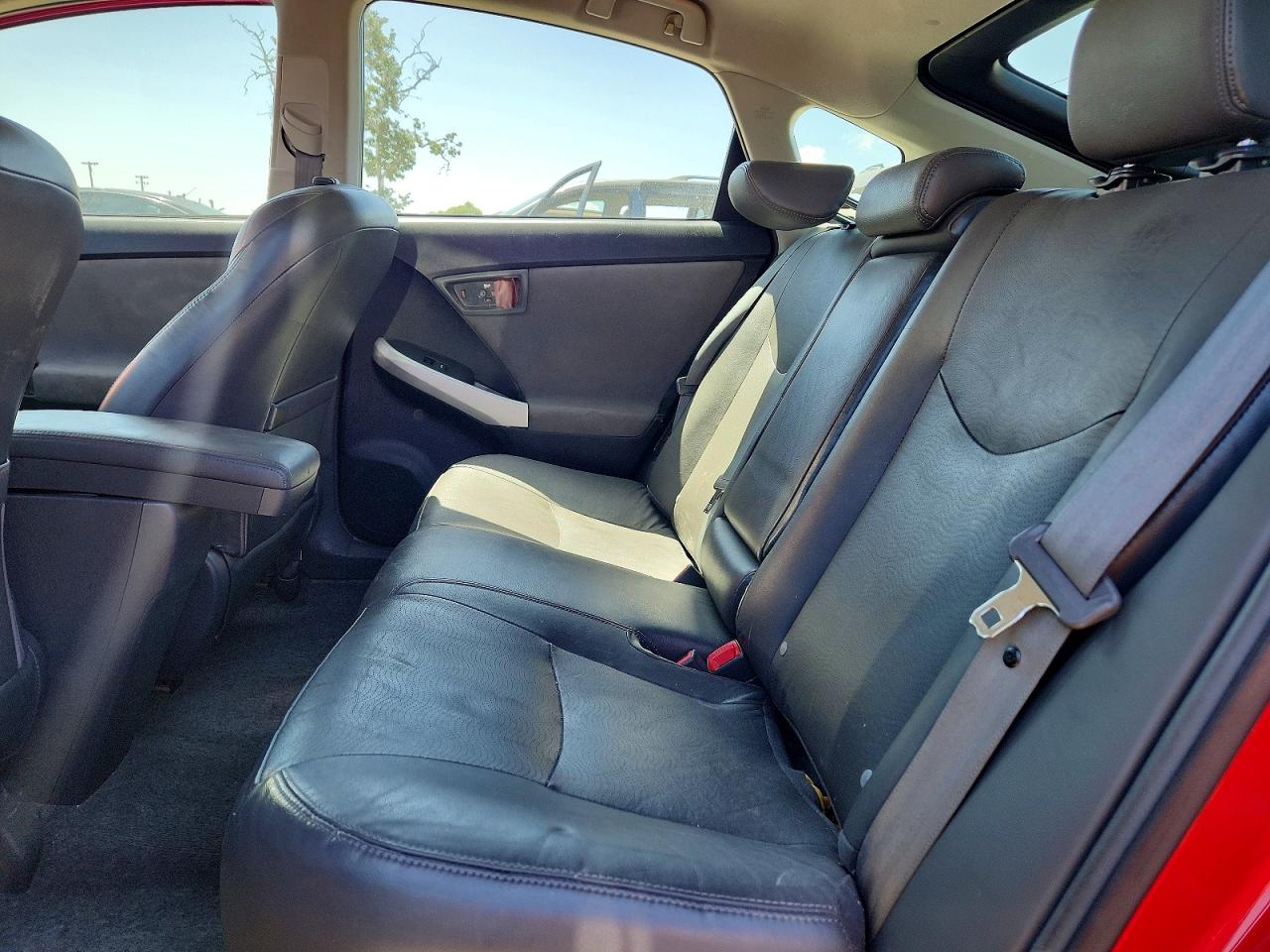 2010 TOYOTA PRIUS V photo 10