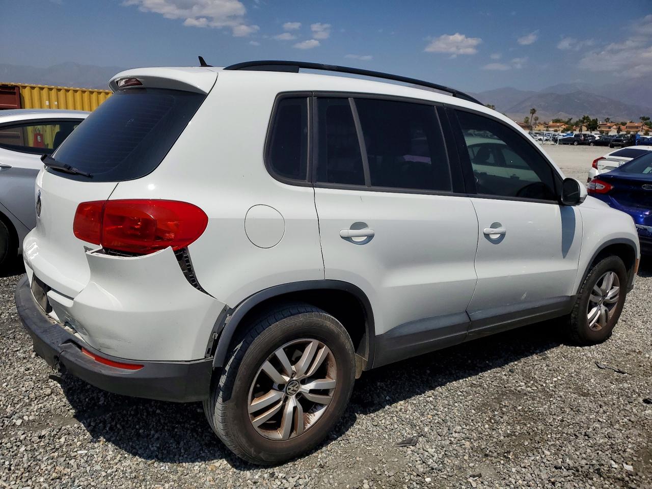 2016 VOLKSWAGEN TIGUAN S photo 5