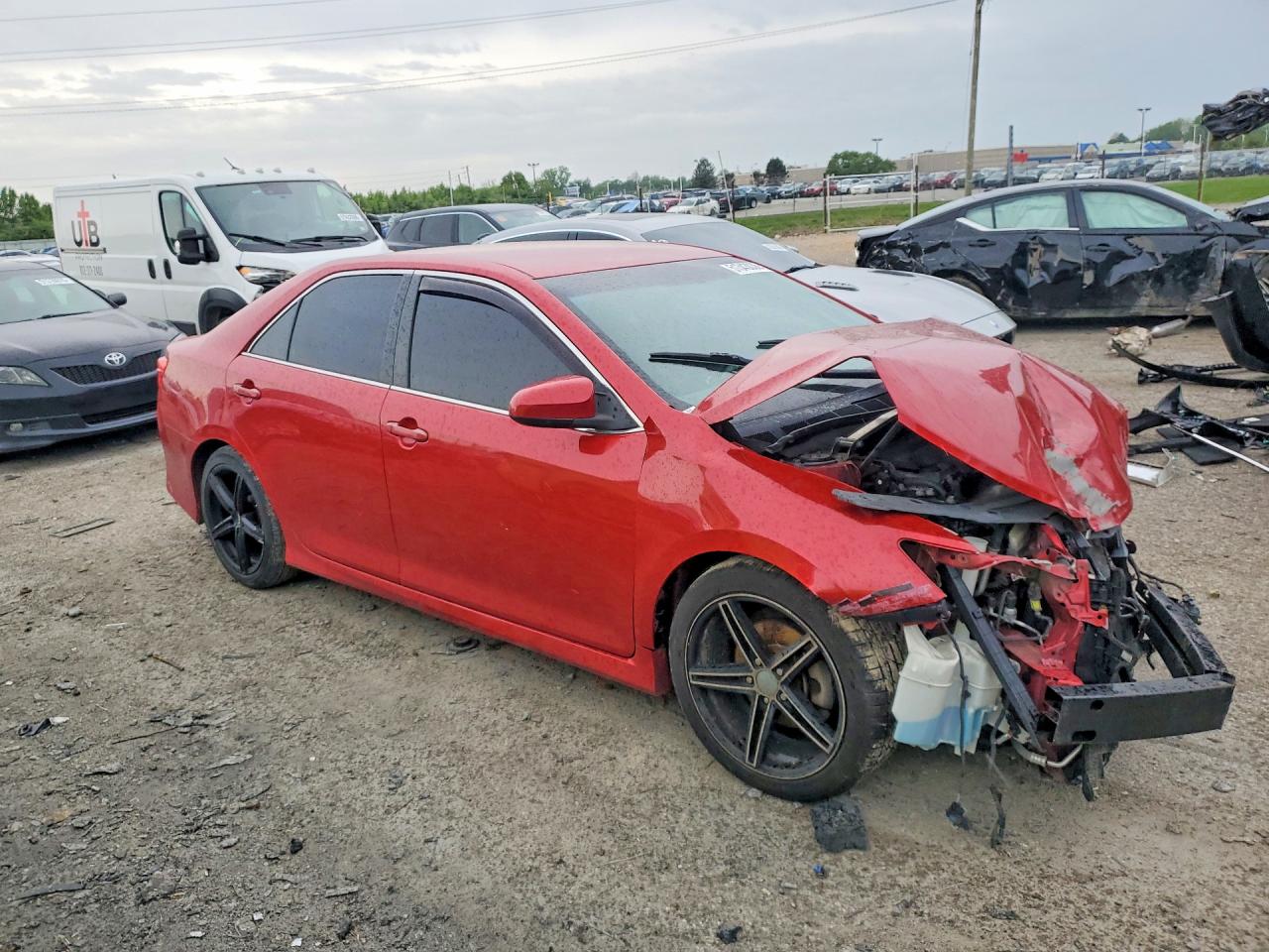 2013 TOYOTA CAMRY SE photo 4