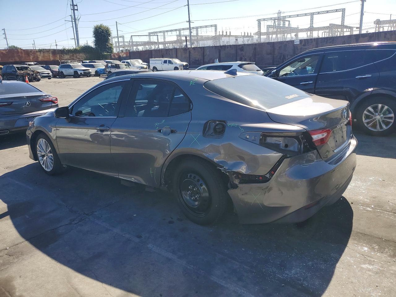 2019 TOYOTA CAMRY XLE photo 2