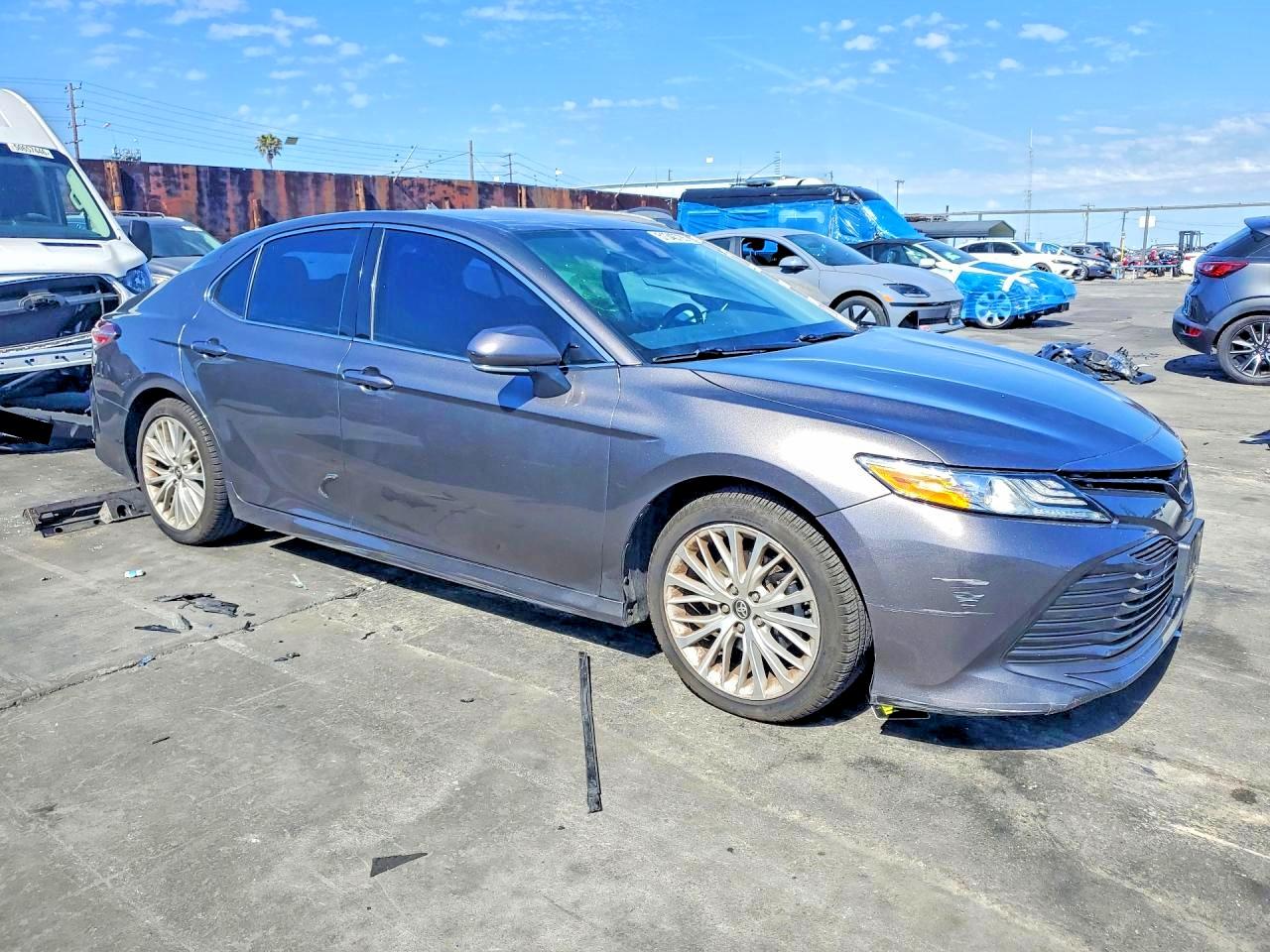 2019 TOYOTA CAMRY XLE photo 4