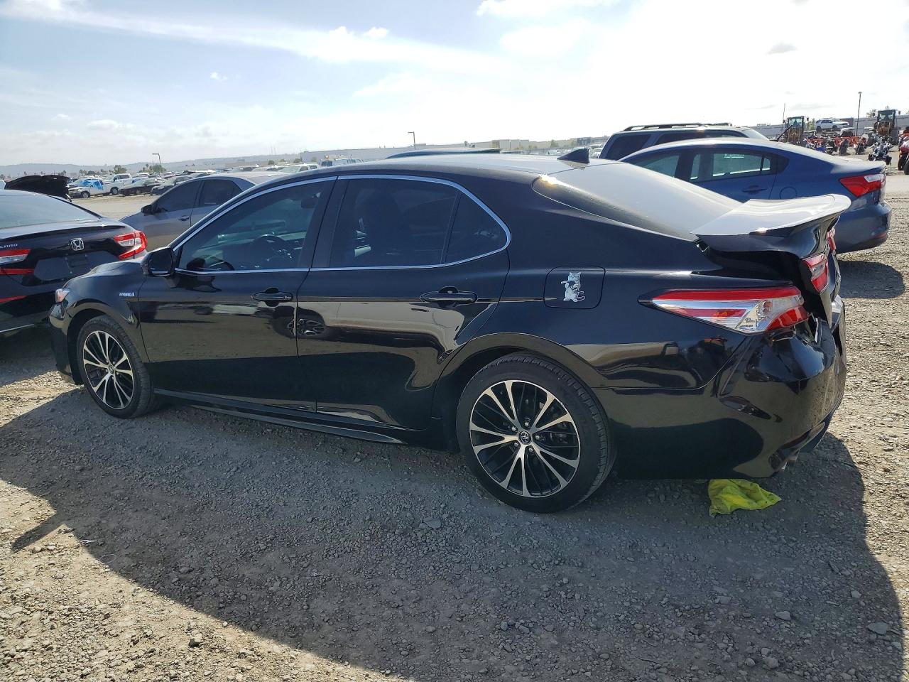 2020 TOYOTA CAMRY SE photo 3