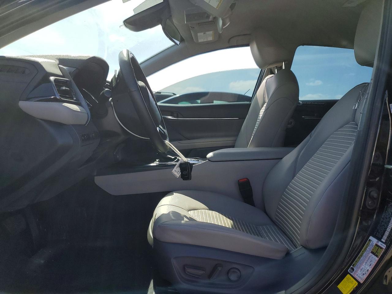 2020 TOYOTA CAMRY SE photo 13