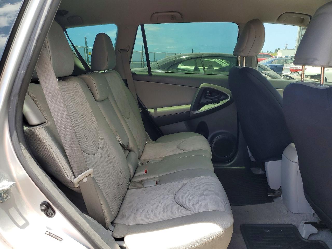 2012 TOYOTA RAV4 BASE photo 11