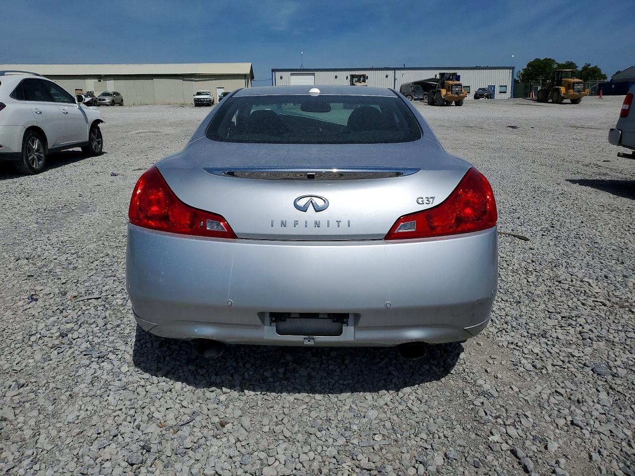 2010 INFINITI G37 photo 11