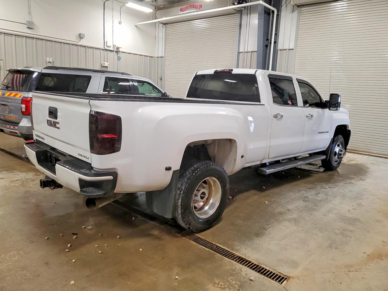 2017 GMC SIERRA K3500 DENALI photo 3