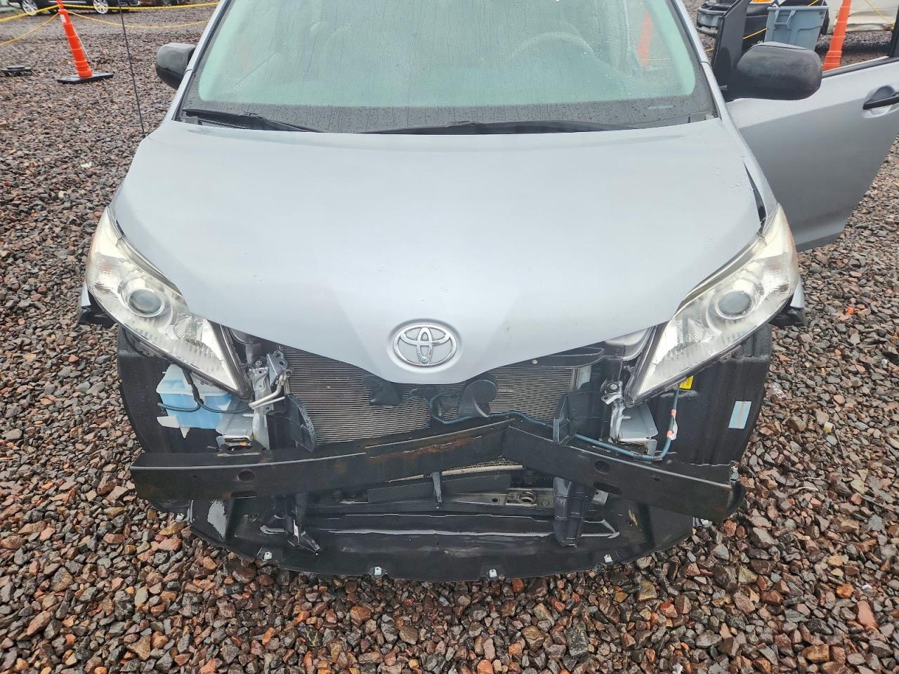 2014 TOYOTA SIENNA L 7-PASSENGER photo 23