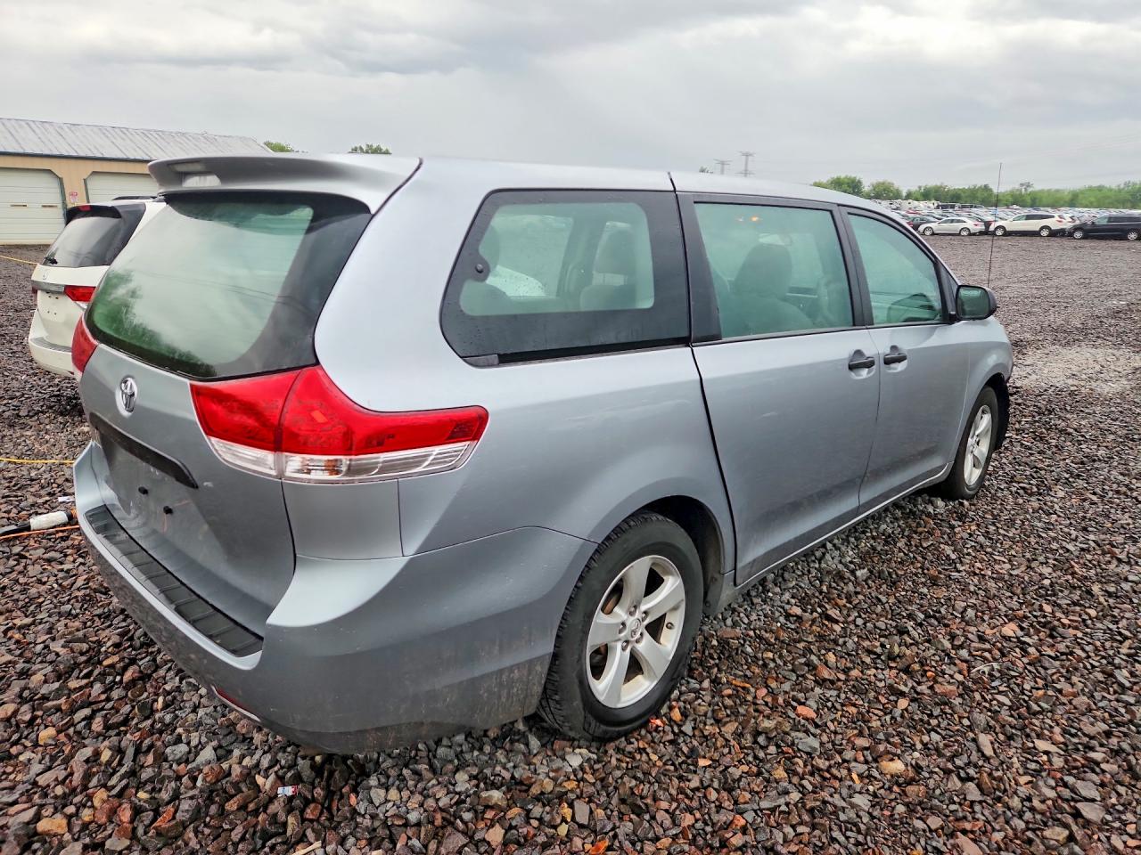 2014 TOYOTA SIENNA L 7-PASSENGER photo 5