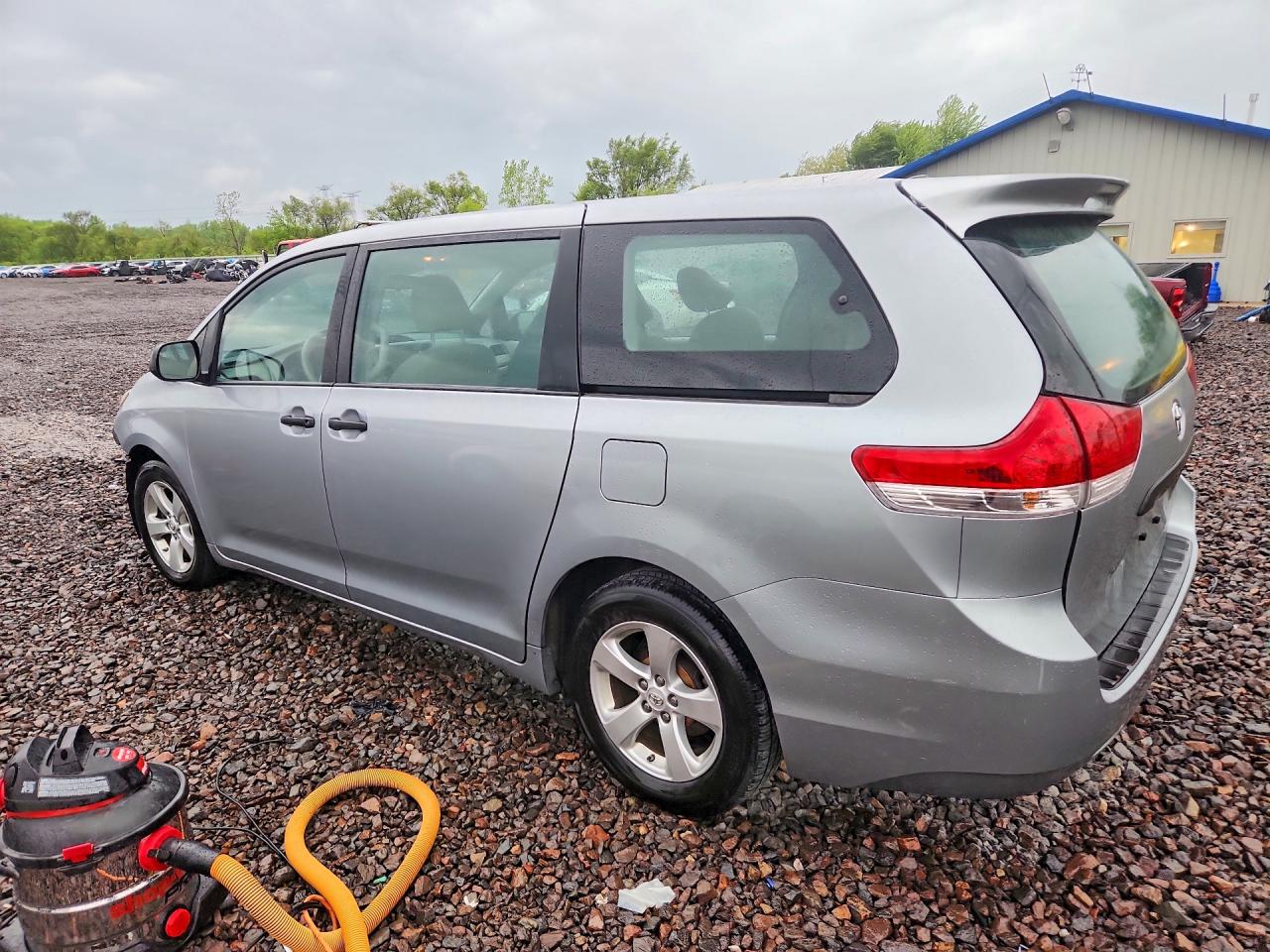 2014 TOYOTA SIENNA L 7-PASSENGER photo 3