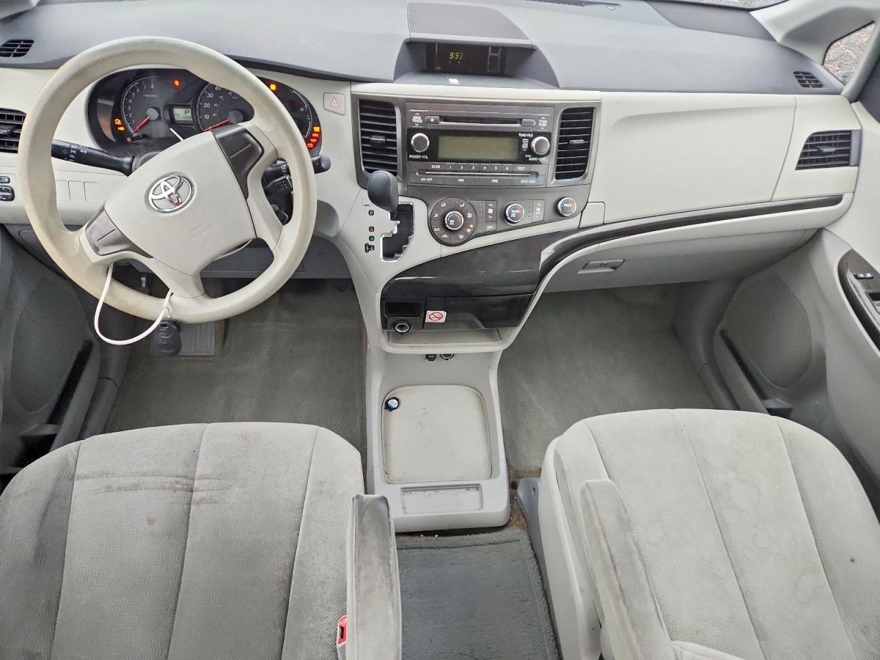 2014 TOYOTA SIENNA L 7-PASSENGER photo 15