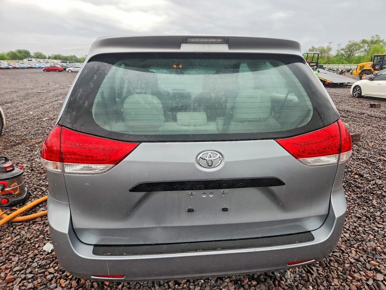2014 TOYOTA SIENNA L 7-PASSENGER photo 11