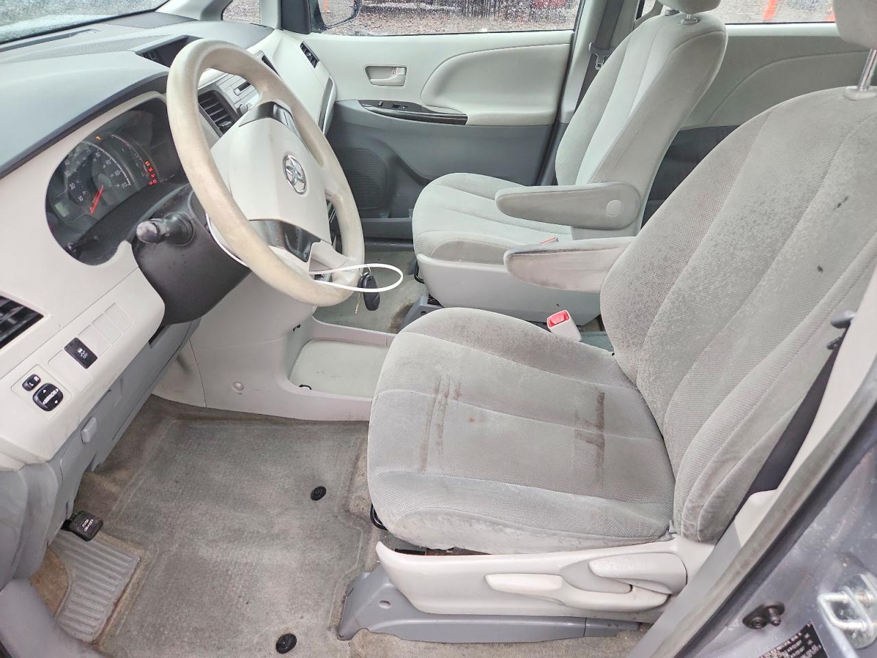 2014 TOYOTA SIENNA L 7-PASSENGER photo 13