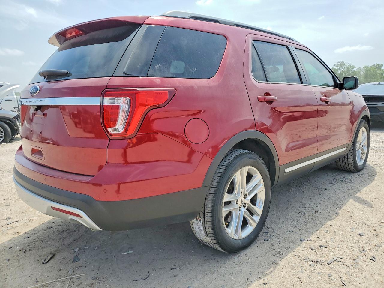 2017 FORD EXPLORER XLT photo 5