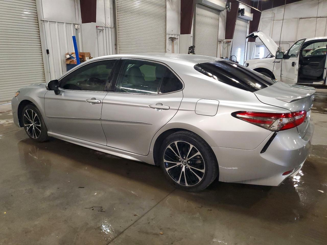 2018 TOYOTA CAMRY SE photo 3