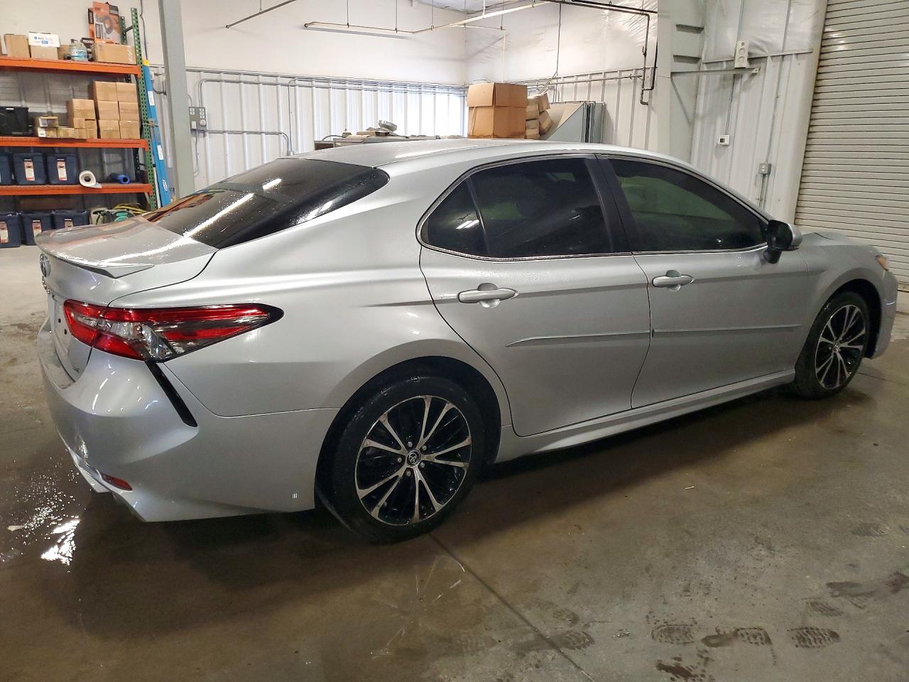 2018 TOYOTA CAMRY SE photo 5