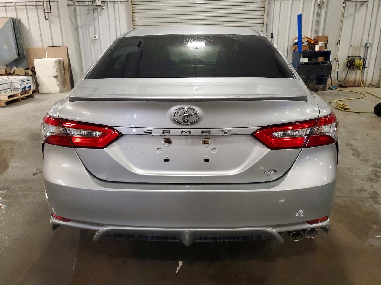 2018 TOYOTA CAMRY SE photo 11