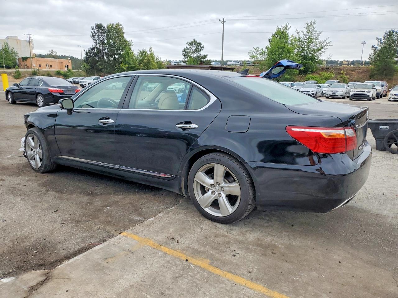 2011 LEXUS LS 460L photo 4