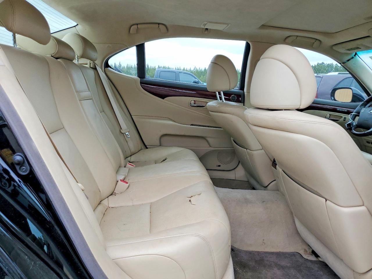 2011 LEXUS LS 460L photo 28