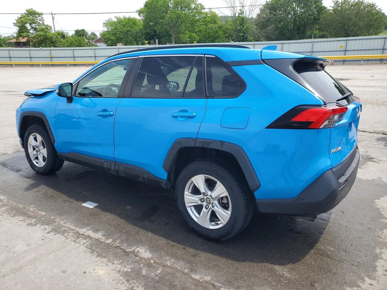 2021 TOYOTA RAV4 XLE photo 4