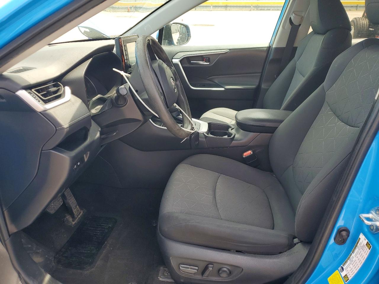 2021 TOYOTA RAV4 XLE photo 19