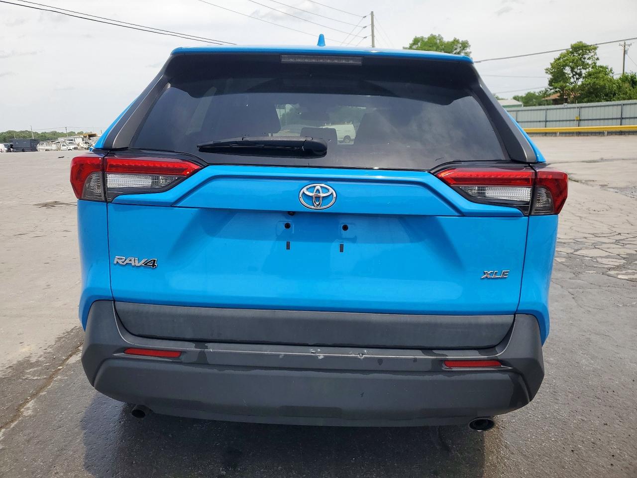 2021 TOYOTA RAV4 XLE photo 16