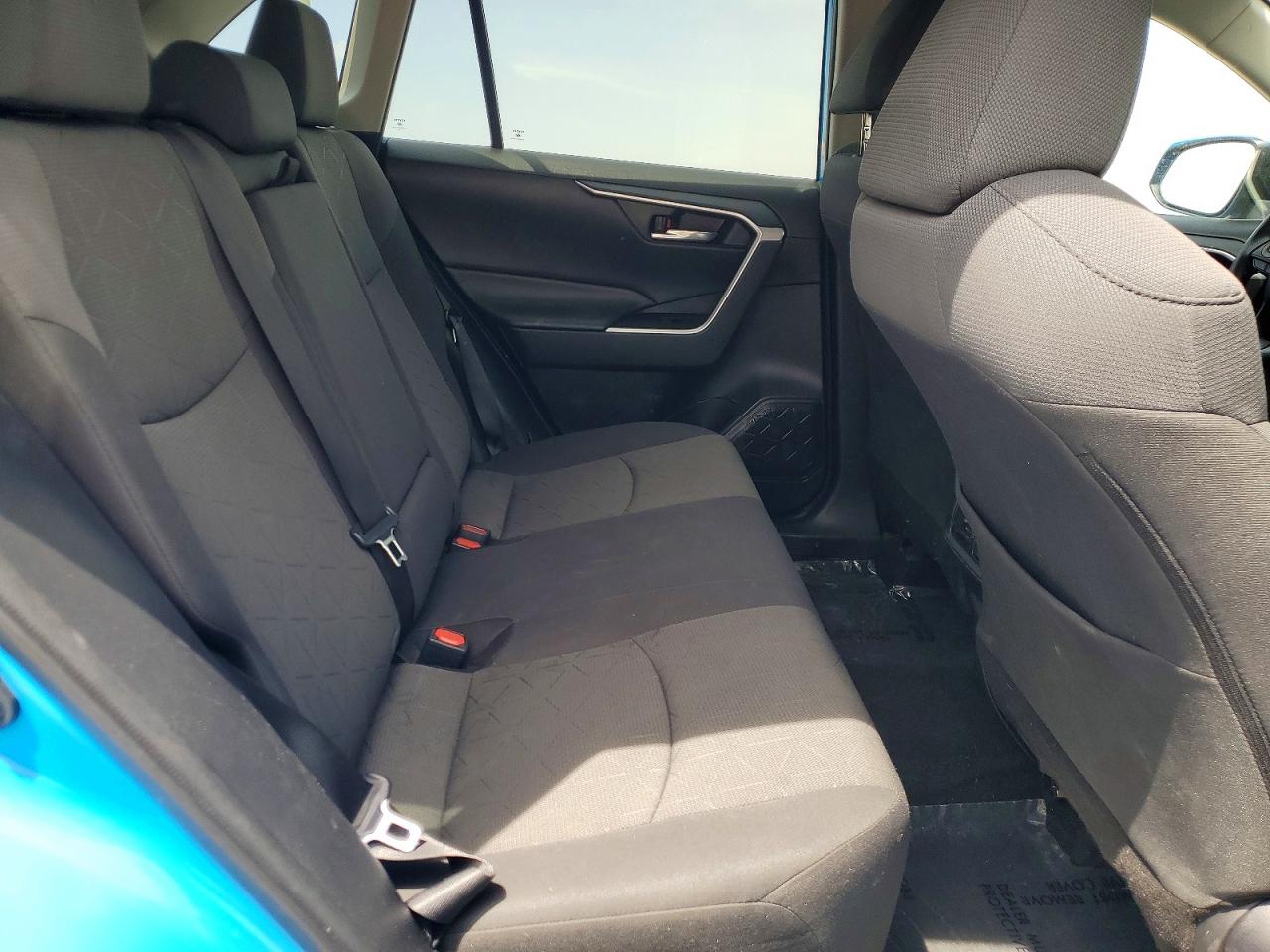 2021 TOYOTA RAV4 XLE photo 31
